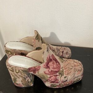 Oasis Society Platform Clogs NWOT Size 7.5